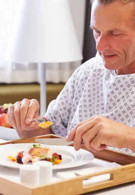 Полноценный обед и отдых для пациента